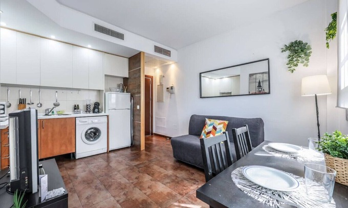 Delicias Apartment | Cozy Stay in Madrid Atocha with Family-Friendly Amenities