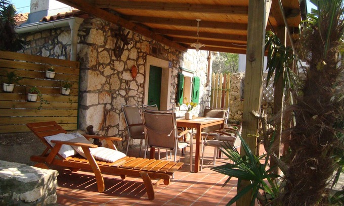 Pomer Cottage | Charming Stone Cottage in Pula with Breakfast & Kitchen