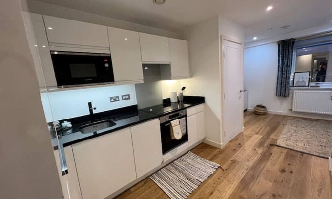 Cheadle Hulme Apartment | Top-Rated Family Studio in Cheadle Hulme