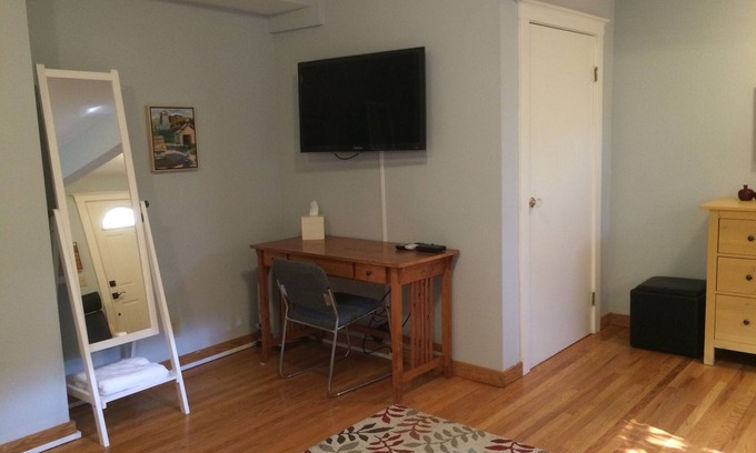 Berkeley House | Rated 10/10: Cozy Studio with Private Entrance & Pool