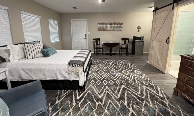Willow Meadows/Willowbend Area Apartment | Lovely Texas-vibe 1-Bdr Guest Suite with Hot Tub