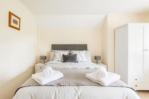 Cirencester Apartment | Idyllic Town Centre 1 Bed Near Scenic Country Walks