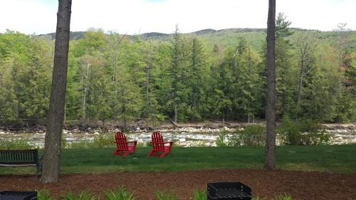 Lincoln Apartment | Scenic Townhouse Retreat with Private Pool & Hot Tub