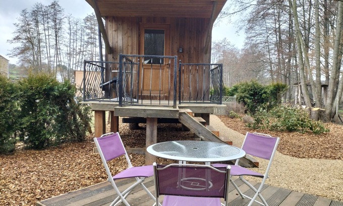 Erezee Cottage | Tranquil Getaway: Kid-Friendly Trailer with Pool Access