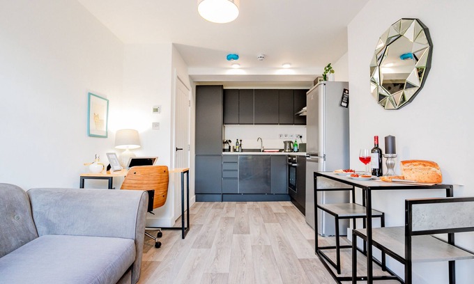 Caterham Apartment | Cozy Two Bed Flat in Caterham - Family Friendly Stay