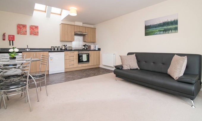 Bilston House | Cozy Two-Bed House with Convenient Parking & Breakfast