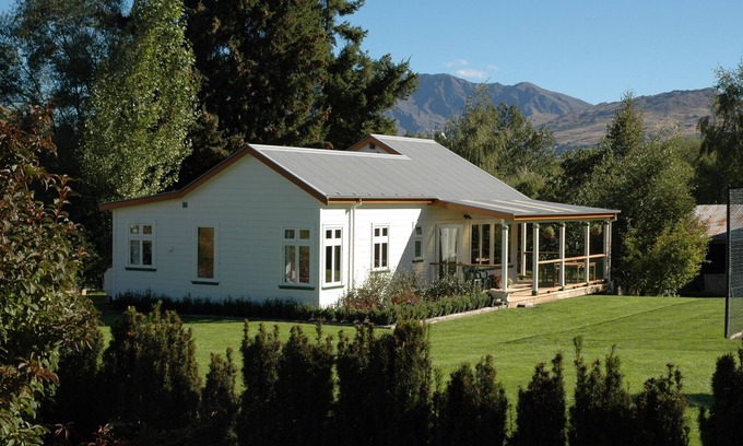 Speargrass Flat Cottage | Inviting Two-Bedroom Cottage near Coronet Peak with Amenities