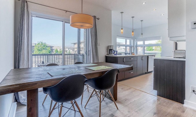 Plateau Condo | Lovely two-bedroom condo with indoor fireplace