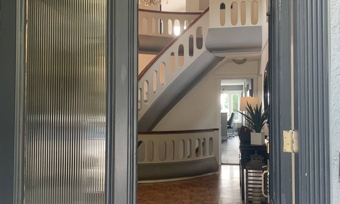 Cordova Bay House | Cozy Upper Home with Ocean Views Steps from the Beach