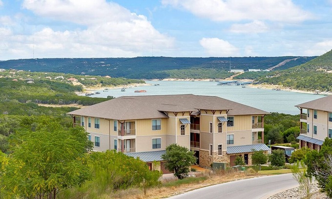 Jonestown Condo | Inviting Villa at Hollows Resort: Lake Views & Fun Amenities