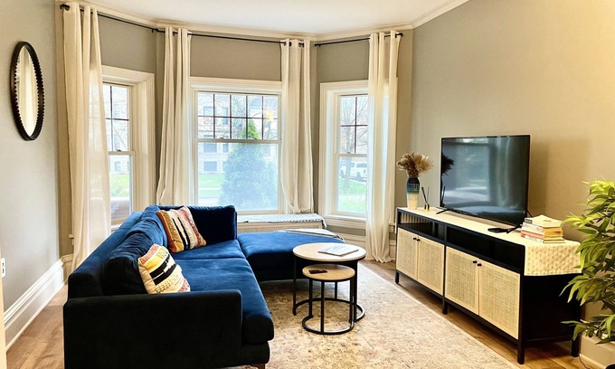 Oak Park Apartment | Charming Vintage Oak Park 3BD Near Chicago Loop & Transit