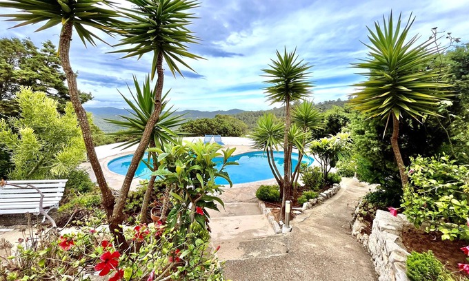 Na Xamena Apartment | Serene Oceanfront Retreat in Naxanema with Spa & Pool
