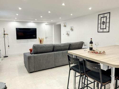 Sollies Pont Apartment | Romantic Getaway at LoveRoom - Au Loge Love with Ocean Views