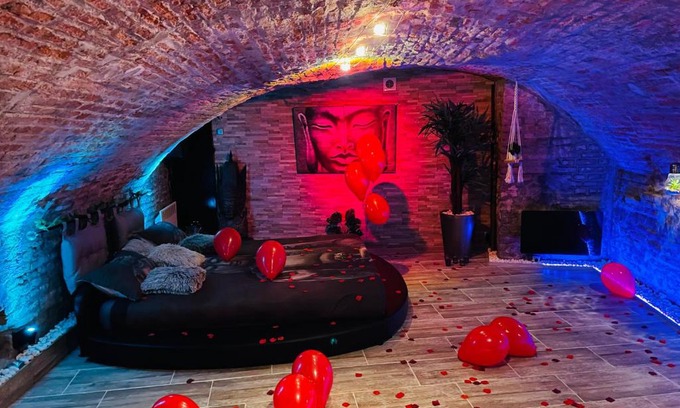 Valenciennes Hotel | Cozy Loveroom21: Spa Retreat with Hot Tub & Breakfast