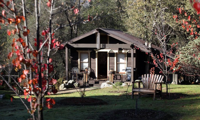 Oakhurst Cabin | Idyllic Lovers’ Cabin: Your Gateway to Yosemite Adventure