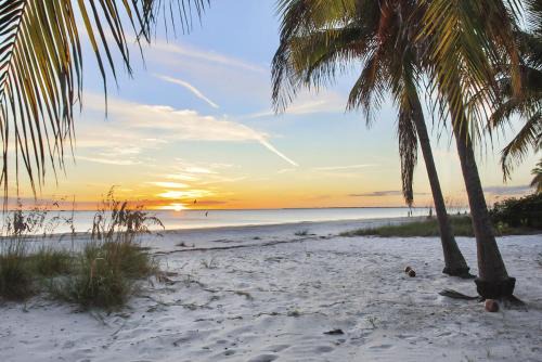 Fort Myers Beach Apartment | Lovers Key #1106 by Sun Palace Vacations