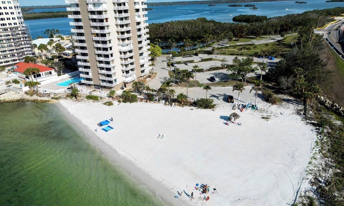 Fort Myers Beach Condo | Captivating Condo with Private Beach and Pool Access