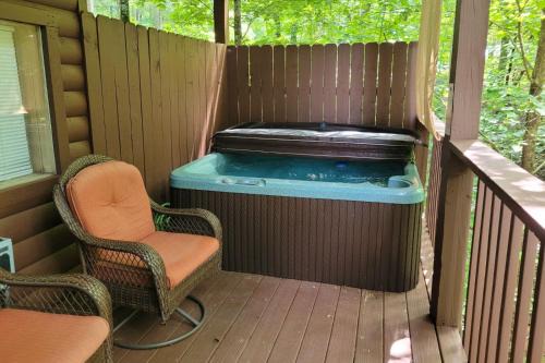 Gatlinburg - Pigeon Forge Villa | Romantic Getaway at Lovers Paradise with Spa & Hot Tub
