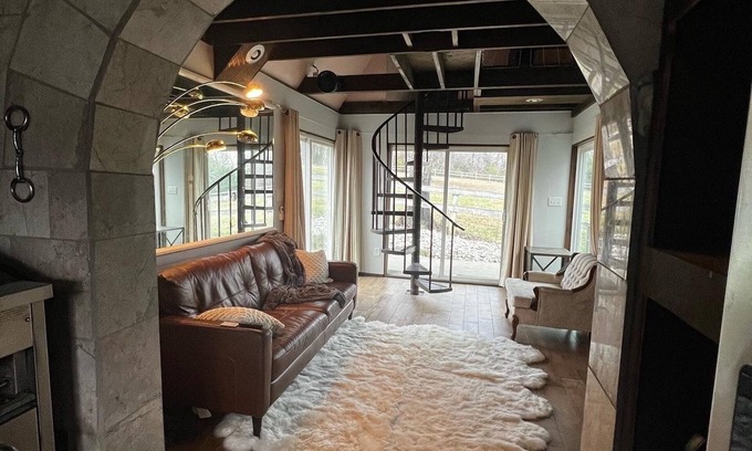 Boyd Tavern Cottage | Cozy Loveshack: Tiny House Retreat with Hot Tub Awaits