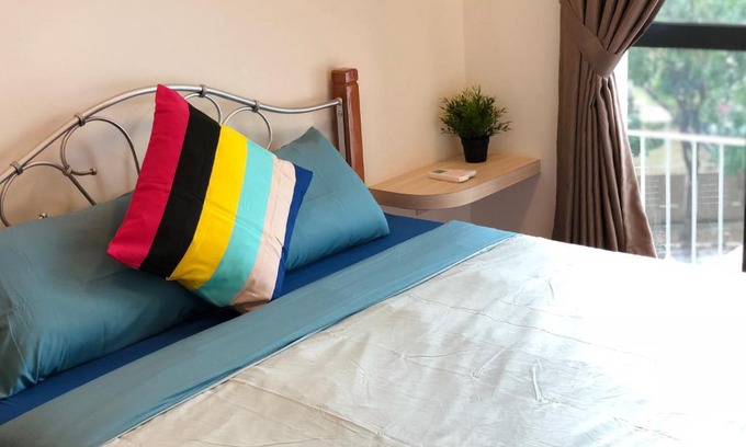 Central District Apartment | Cozy Ensuite Retreat Near Crescent Bay with Pool & Breakfast