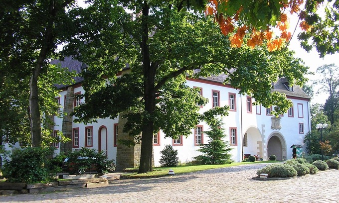 Arzberg Apartment | Renovated Mansion Retreat with Cozy One-Room Apartments