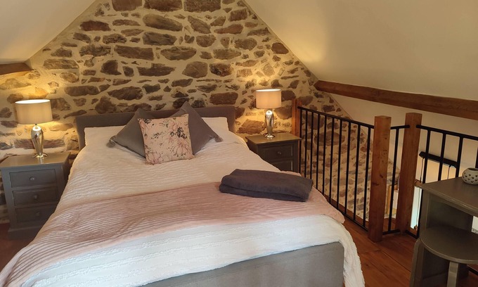 Saint-Pardoux-Corbier Cottage | Charming Bread Oven Retreat with Kitchen - Guest Rated 10/10