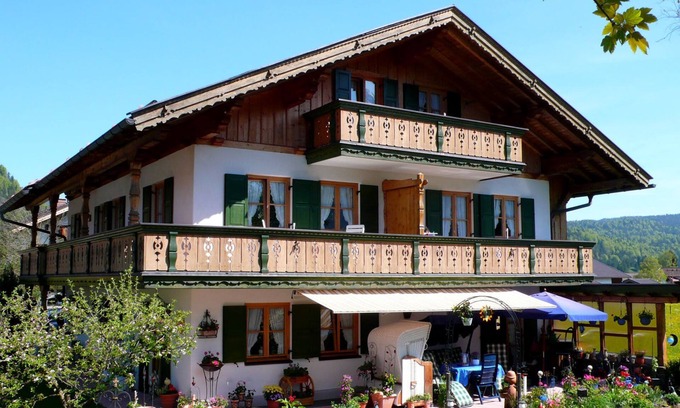 Wallgau House | Cozy 3-Star Apartment in Wallgau with Pool and Ocean View