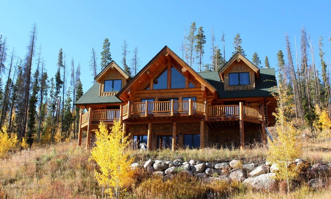Silverthorne House | Cozy Log Home with Pool & Kitchen for Your Perfect Getaway
