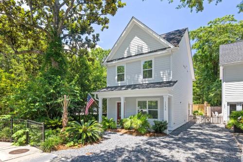 Mount Pleasant House | Pet-Friendly Retreat Just Minutes from Beach and Downtown