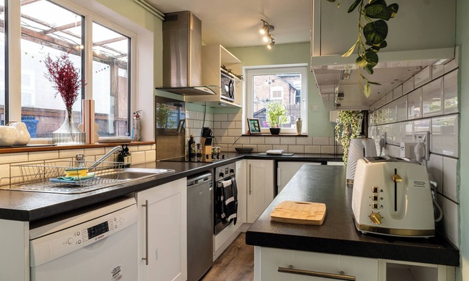 Pontrilas House | Lowell Street - Cosy 2 BD in Worcester