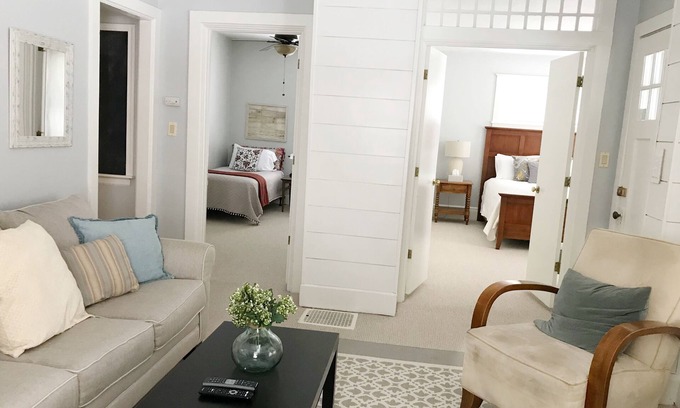 Batavia House | Unbeatable 2 Bedroom Unit with Breakfast & Kitchen Access