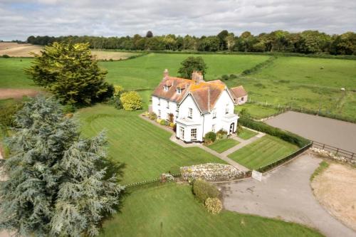 Blandford Saint Mary Bed & Breakfast | Exceptional Lower Bryanston Farm - 4 Star & Family Friendly