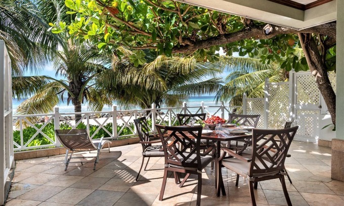 West Coast Apartment | Beachfront Lower Camelot: Family-Friendly with Breakfast
