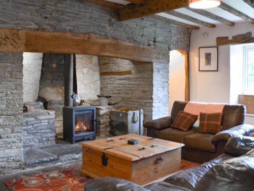 Tirabad House | Welcoming Getaway at Lower Farm, Perfect for Families & Pets