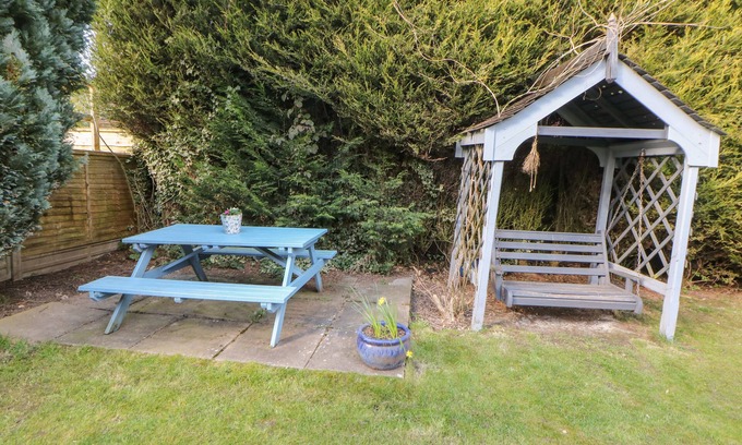 Chinley Cottage | Welcoming Lower Lane House: Pet-Friendly with Breakfast