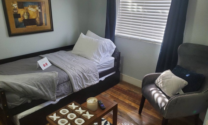 Dupont House | Cozy Suite Near Downtown with Lake Views and Spa Access