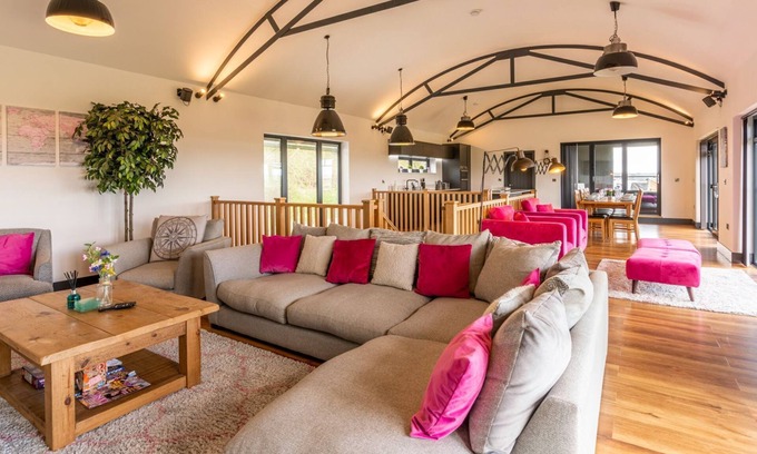Alcester Cottage | Relax at Lower Lodge Barn - Pet-Friendly Retreat for 8