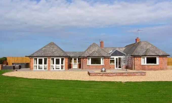 Stoney Stretton Cottage | Family-Friendly Lower Lodge with Pool & Hot Tub in Alberbury