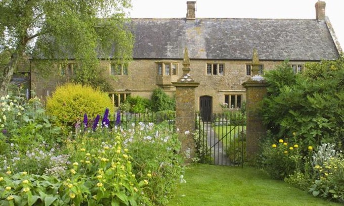 Crewkerne Bed & Breakfast | Discover Lower Severalls Farmhouse: Pet-Friendly Retreat