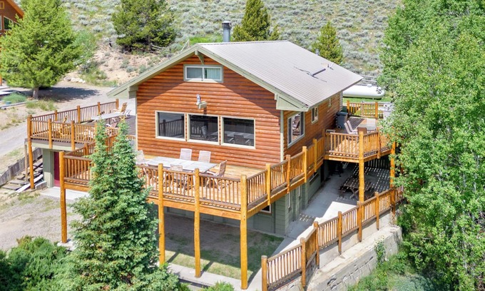Stanley Cabin | Lower Stanley Lodge: Sleeps 13 with Sweeping Mountain Views