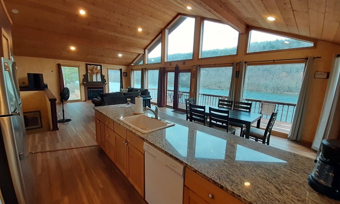 Flippin House | Unforgettable Summer Getaway on White River with Fishing!