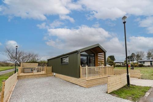 Grimsby Ski Chalet | Pet-Friendly Retreat at Lowfield Lodge & Hot Tub by the Beach