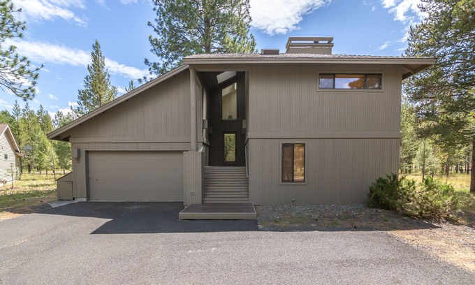 Overlook Park House | Ideal Retreat: Lowland #3 with 8 SHARC Passes & Pool