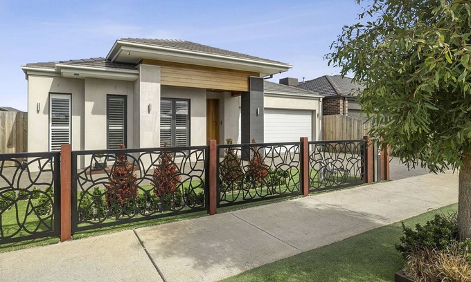 Torquay House | Exceptional Lowtide Five Bedroom with Ocean View & Pool