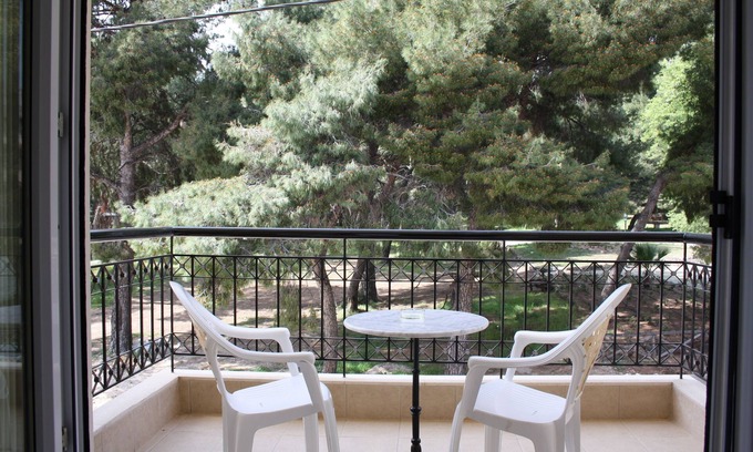 Metamorfosi Apartment | Discover Loxandra Studios: Family-Friendly with Dining Options