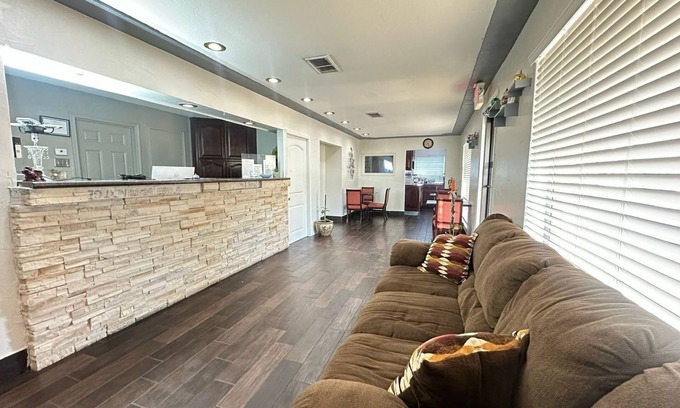Gainesville Hotel | Convenient Rodeway Inn Gainesville I-35 with Breakfast