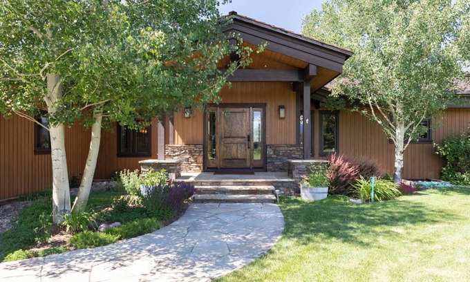 Jackson Hole House | Experience Breathtaking Mountain Views in a Peaceful Retreat