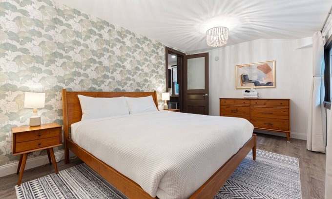 Westside Apartment | Lrg Flat: Steps to Zoo & Nightlife, Nr Attractions