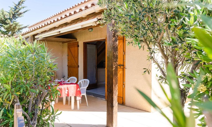 Les Ayguades House | Idyllic LS34 Bungalow: Sleeps 5 with Pool & Ocean View