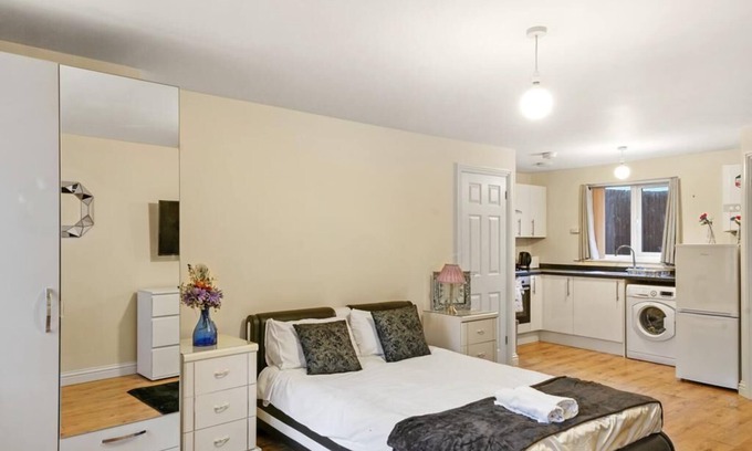 Luton Apartment | Top-Rated LT Properties Studio with Family-Friendly Perks